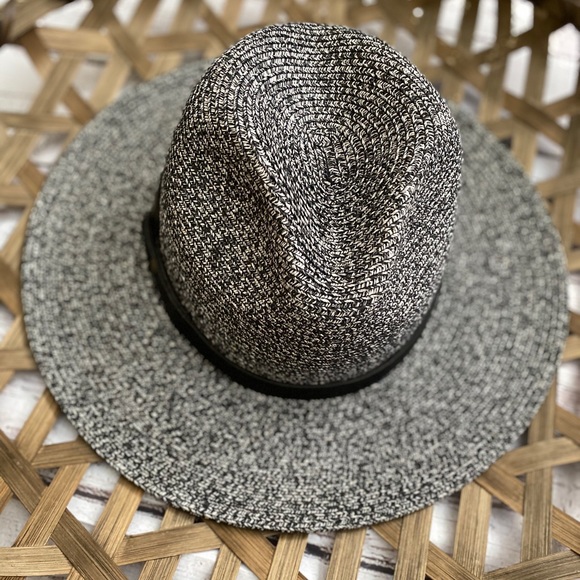 LAST ONE!! Stunning Panama Hat With Black Band - Picture 5 of 7